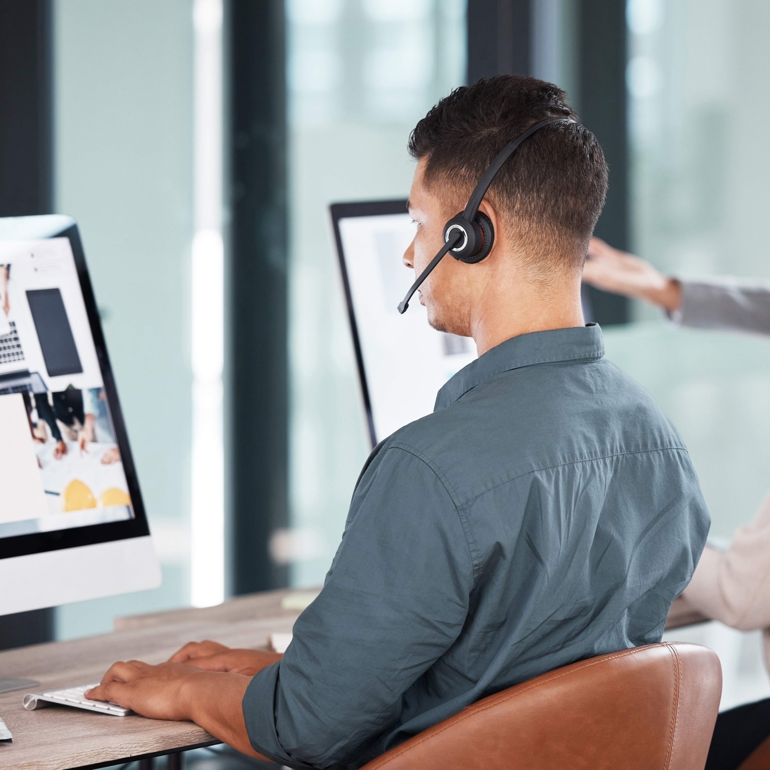 hispanic-call-centre-telemarketing-agent-from-the-2024-05-16-18-36-09-utc